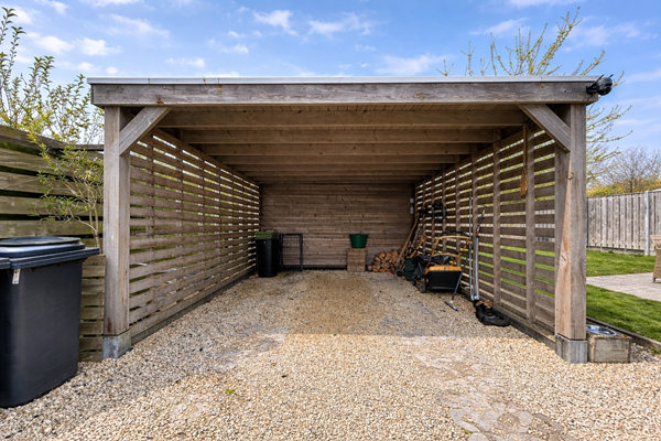Zonnige middag in een houten carport.png